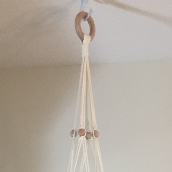 Macrame plant hanger - Picture 2 of 4